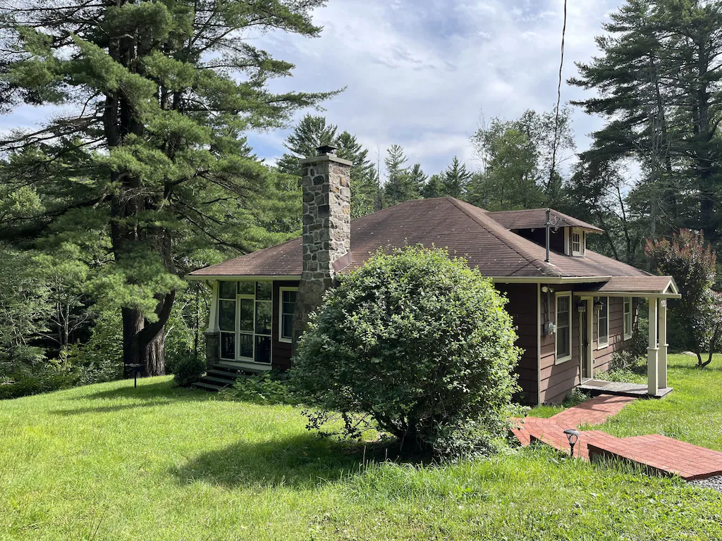 Lehigh-Riverfront-Lodge-Poconos-Vacation-Rental-Sideview